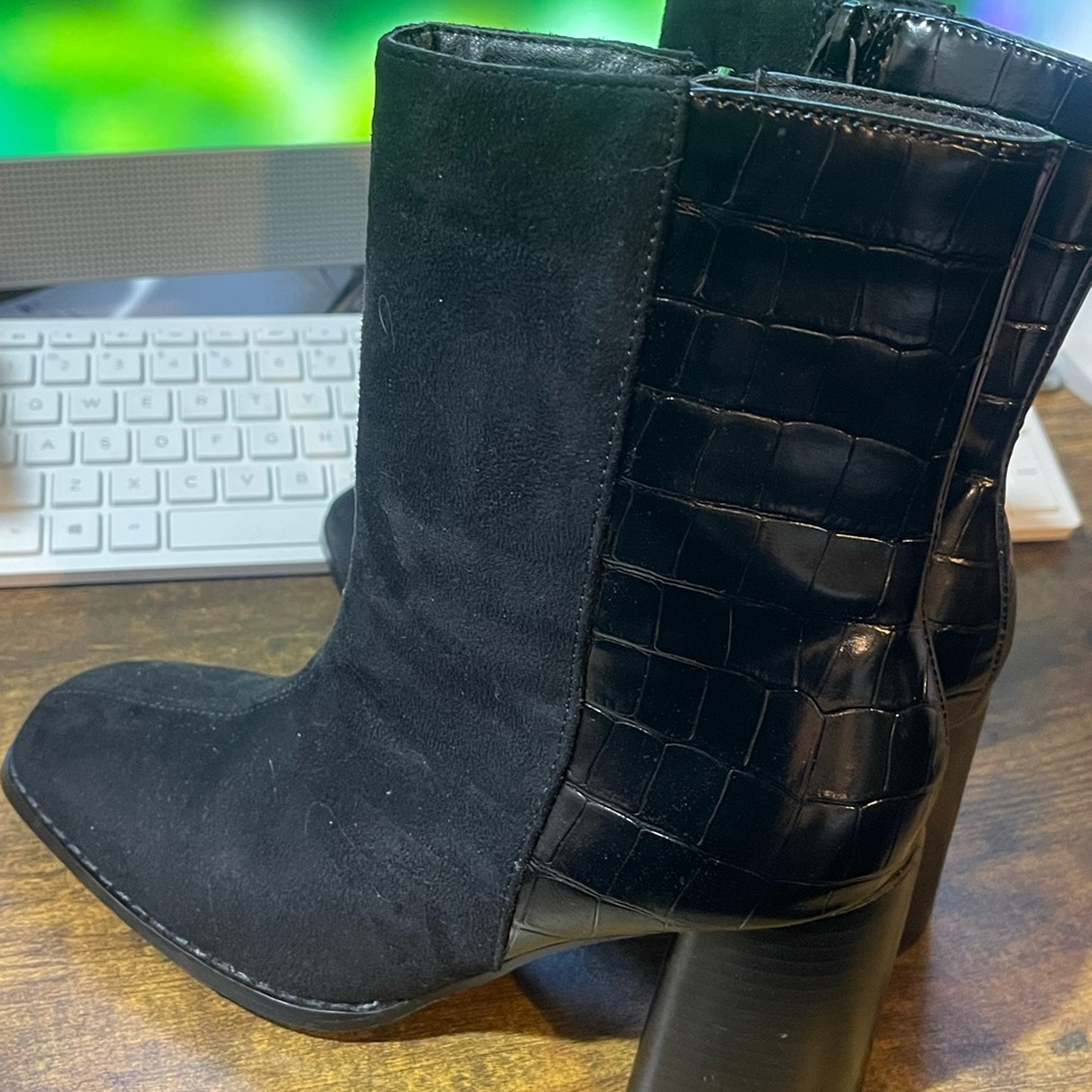 Never wore booties. Super cute and fun with the metallic snakeskin look. Size 7
